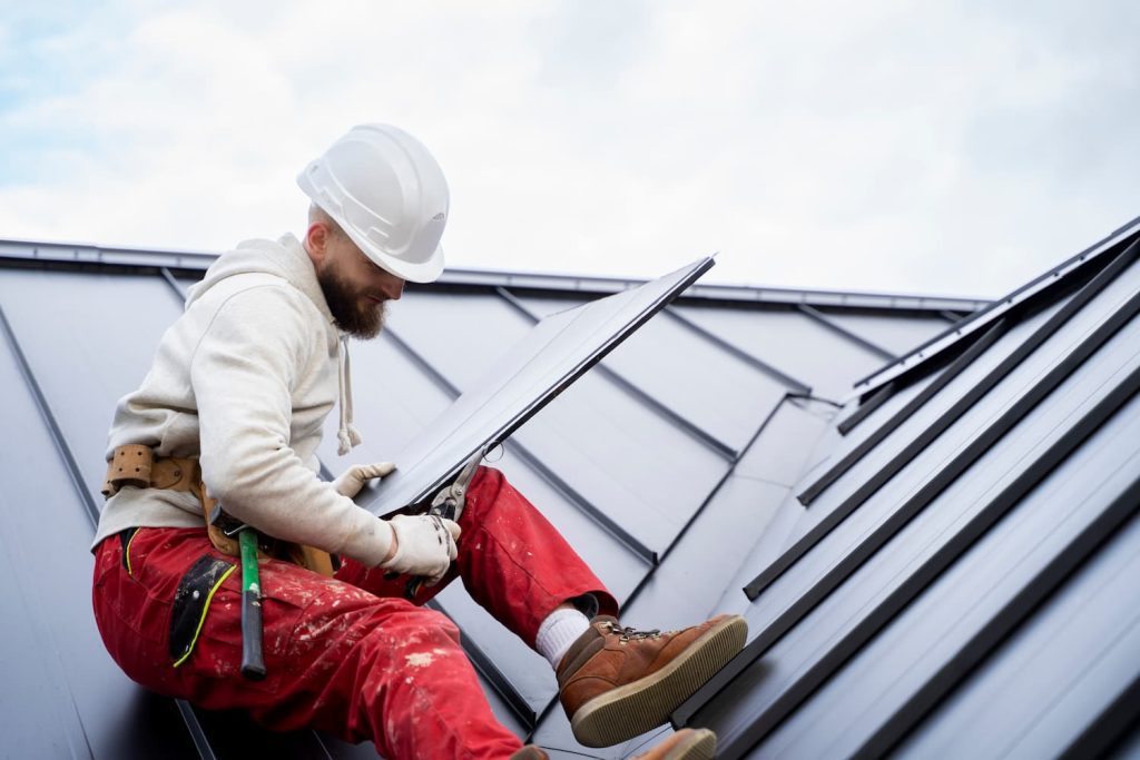 hombre-casco-trabajando-techo-instalando-sate